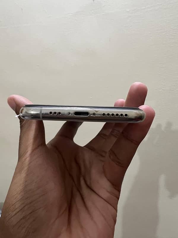 Iphone Xs, Non-Pta(FU) , 256gb variant in white color 5