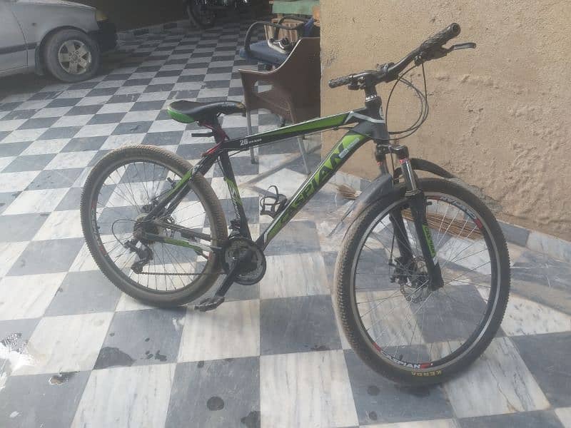 MOUNTAIN Bicycle 10/10 condition NEW smooth cycle 0