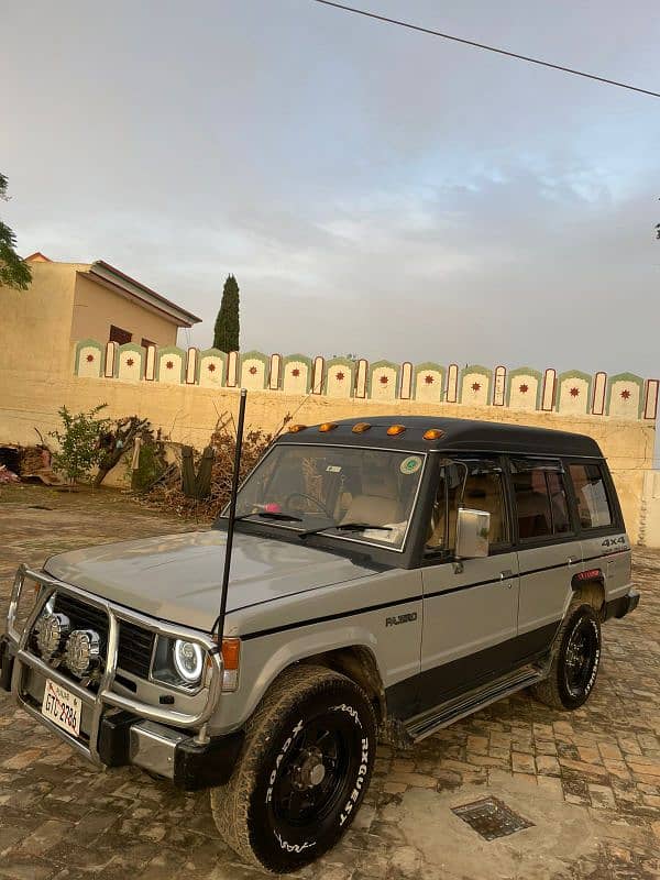 Mitsubishi Pajero 1987 2