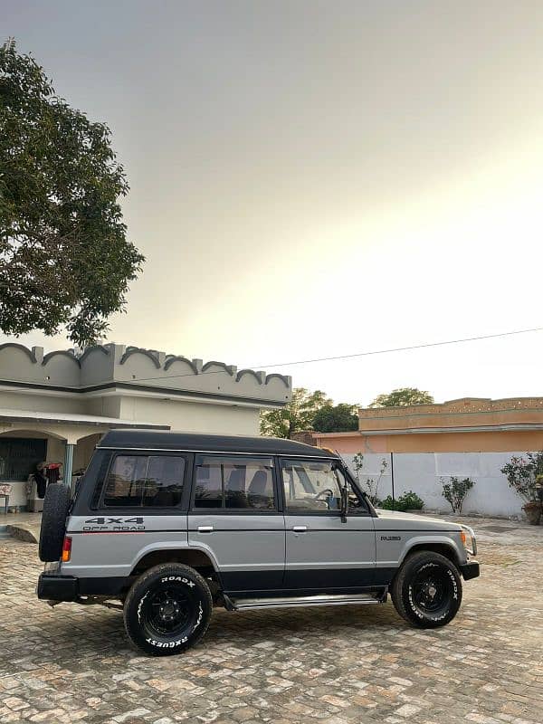 Mitsubishi Pajero 1987 11