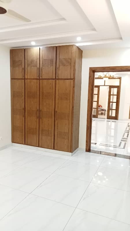 10 Marla Luxury House Available For Rent 17