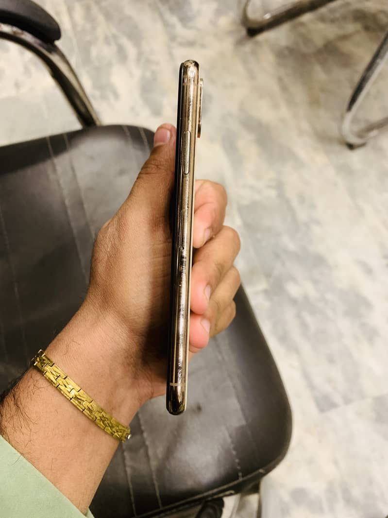 Apple iPhone XS 3