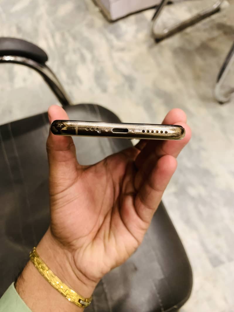 Apple iPhone XS 4