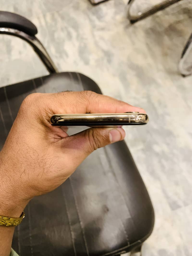 Apple iPhone XS 5