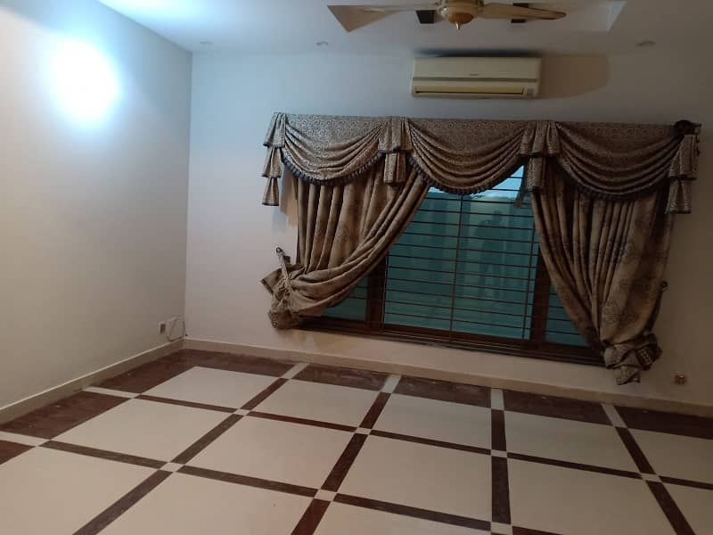 Prime Location House Spread Over 20 Marla In Izmir Town Available 1