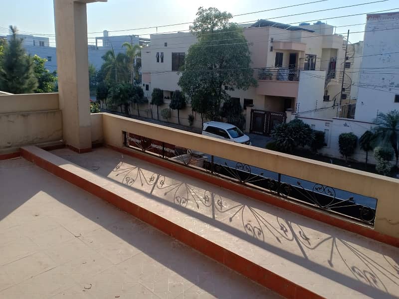 Prime Location House Spread Over 20 Marla In Izmir Town Available 26