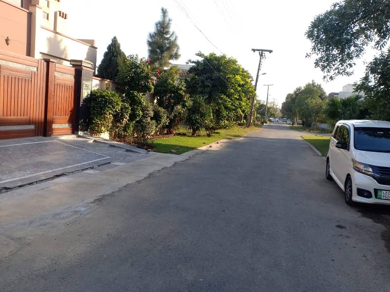 Prime Location House Spread Over 20 Marla In Izmir Town Available 29