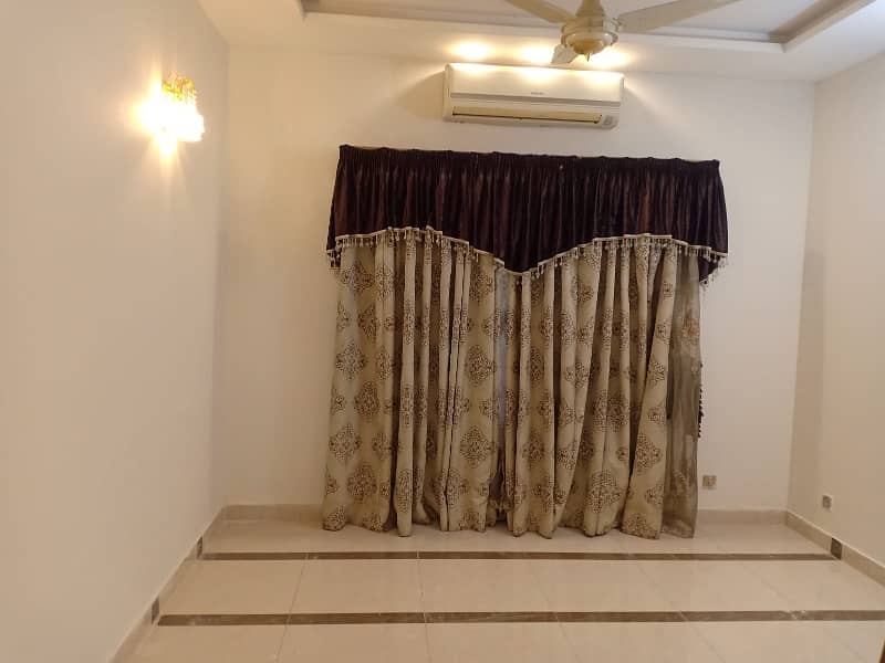 Prime Location House Spread Over 20 Marla In Izmir Town Available 30