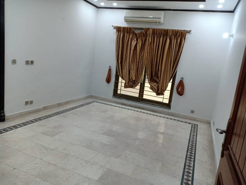 Prime Location House Spread Over 20 Marla In Izmir Town Available 31