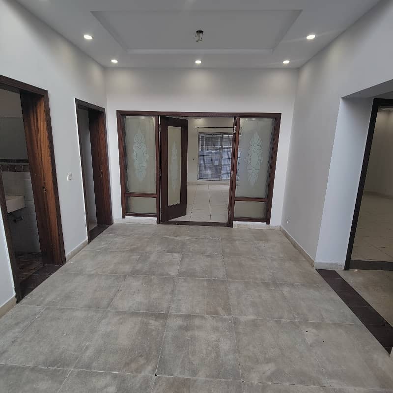 One Kanal Corner House Available For Rent 12