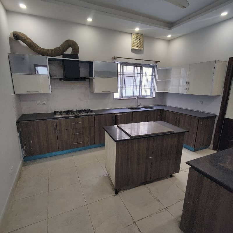 One Kanal Corner House Available For Rent 13