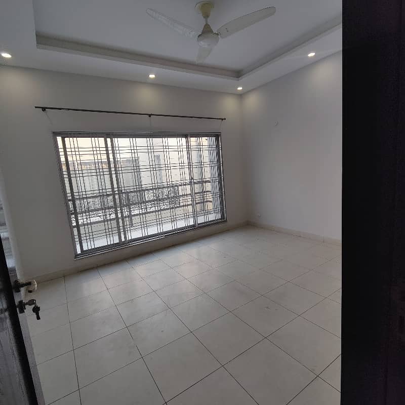 One Kanal Corner House Available For Rent 20