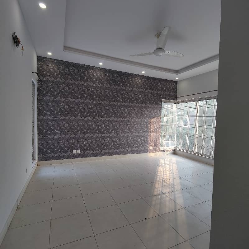 One Kanal Corner House Available For Rent 22