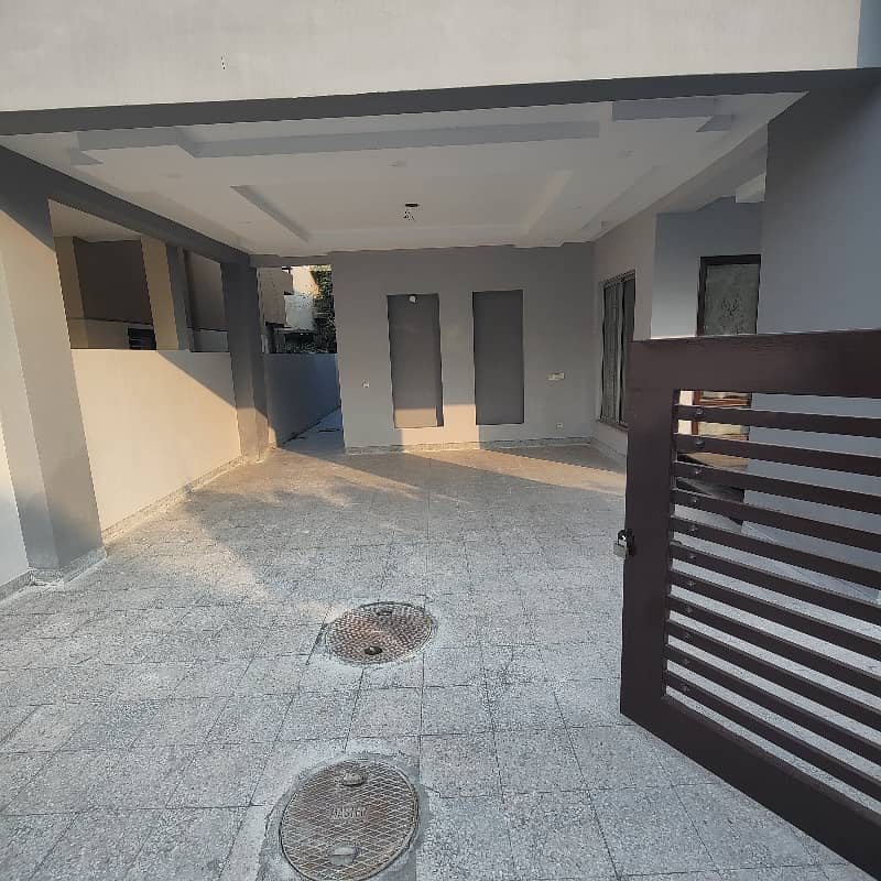 One Kanal Corner House Available For Rent 26