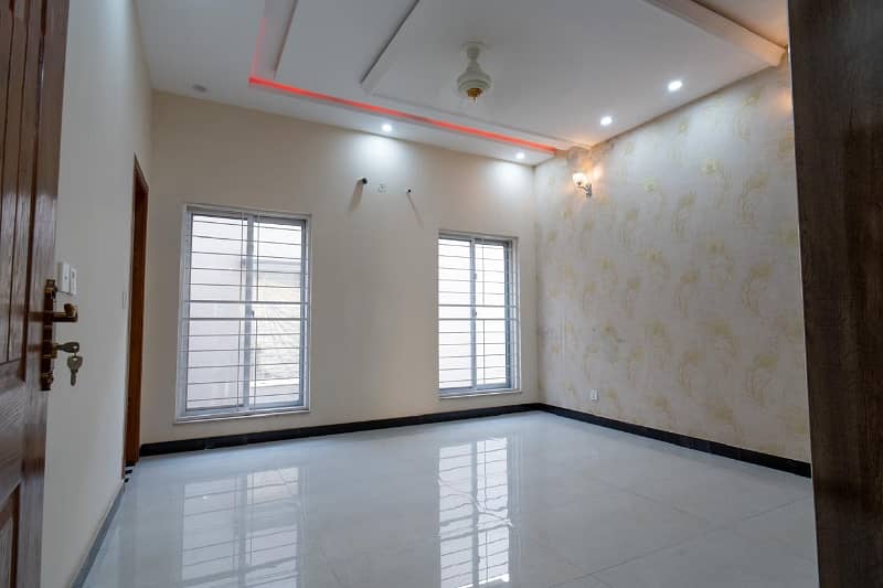 One Kanal Lavish Upper Portion For Rent In Sector B Bahria Town Lahore 5