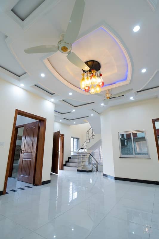 One Kanal Lavish Upper Portion For Rent In Sector B Bahria Town Lahore 8