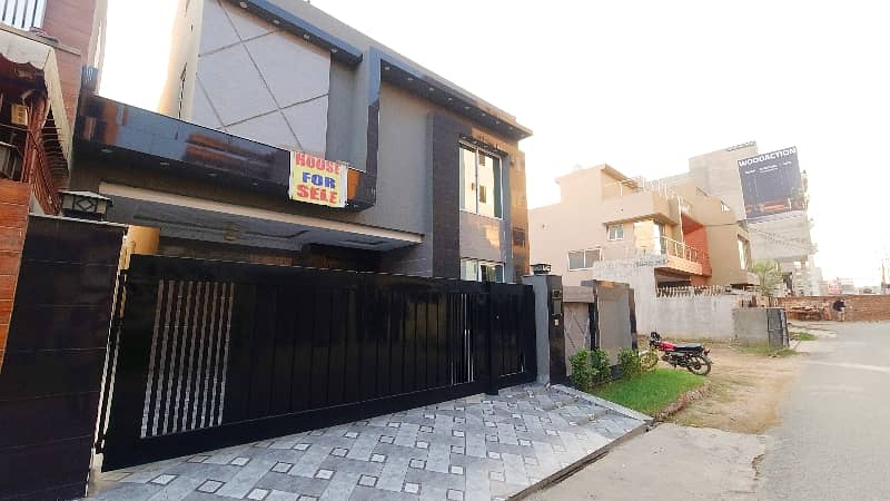 Get This Amazing Prime Location 10 Marla House Available In Bankers Housing Society - Block B 2