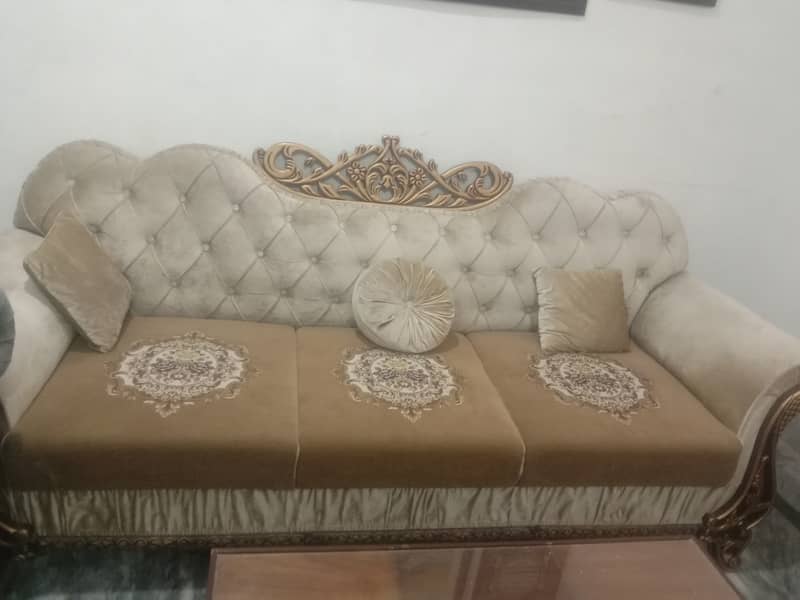 Stylish modern crown back velvet sofa 0