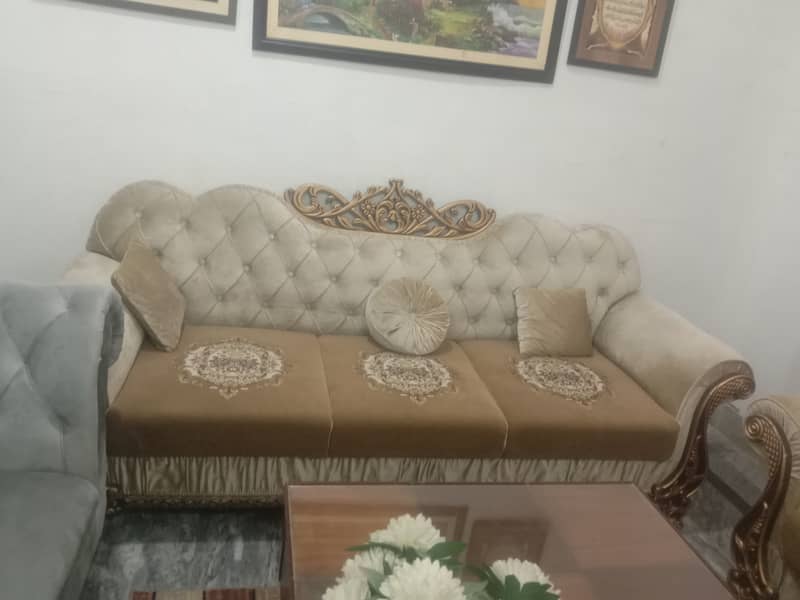 Stylish modern crown back velvet sofa 3