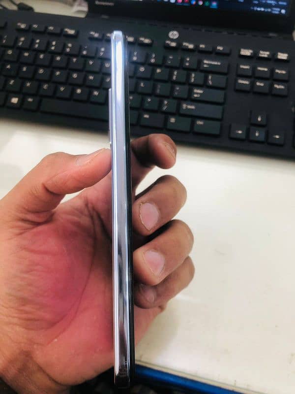 Vivo v21 8/128 with box charger condition 9.5/10.   all ok 1