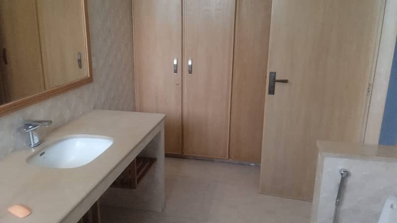 2 KANAL SINGLE STOREY FOR RENT 15