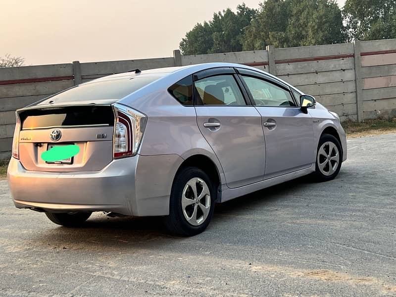 Toyota Prius 2014 3