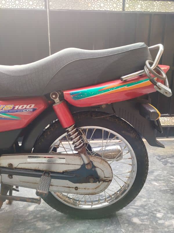 United 100 CC motorcycle in total genuine condition. 4