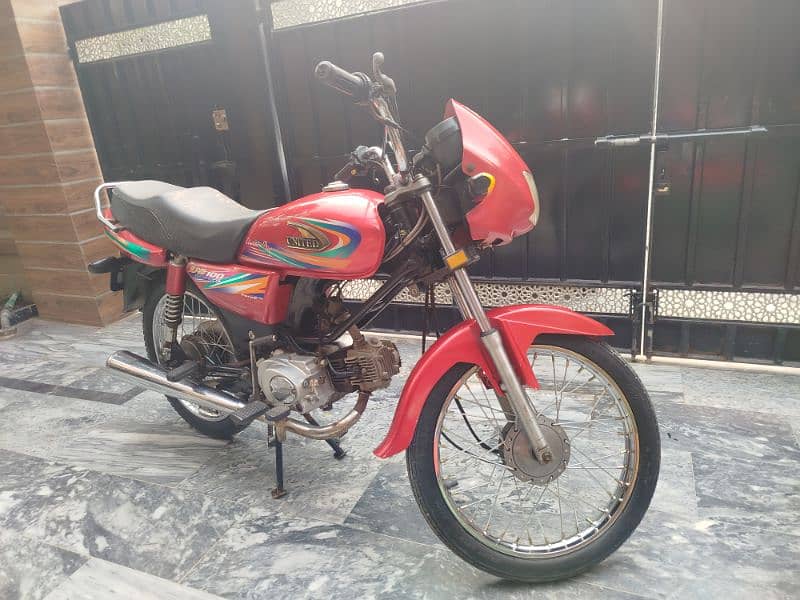 United 100 CC motorcycle in total genuine condition. 9