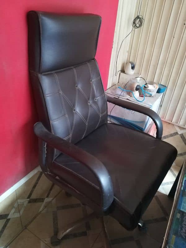 office chair and table 03226814332 1