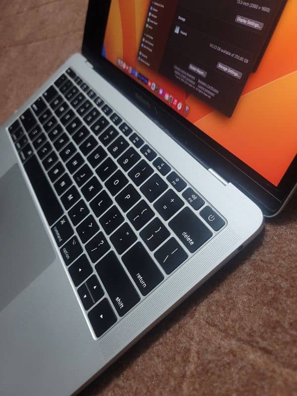 MacBook pro 2017 core i5 8 GB 256 GB 13 inch 1