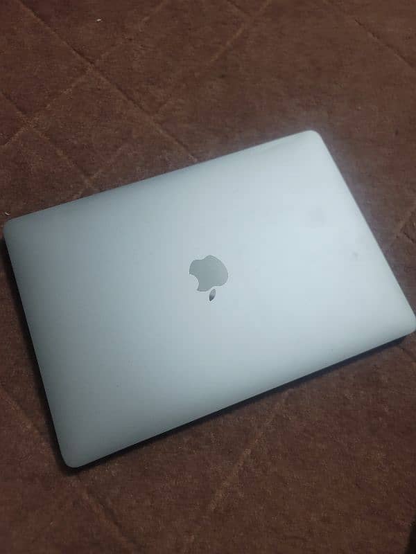 MacBook pro 2017 core i5 8 GB 256 GB 13 inch 7