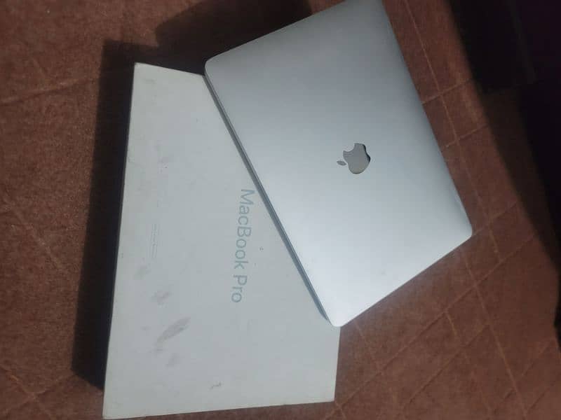 MacBook pro 2017 core i5 8 GB 256 GB 13 inch 10