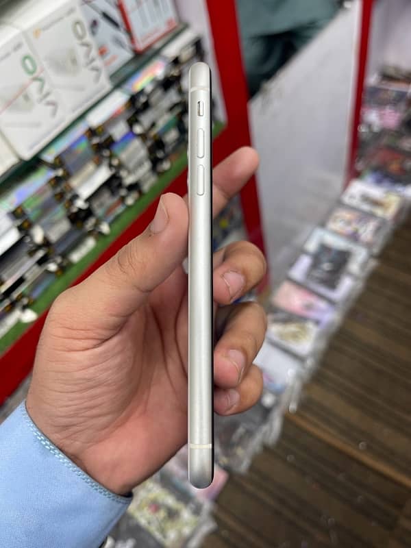 Iphone 11  128GB PTA approved 10/10 With Box All ok 4