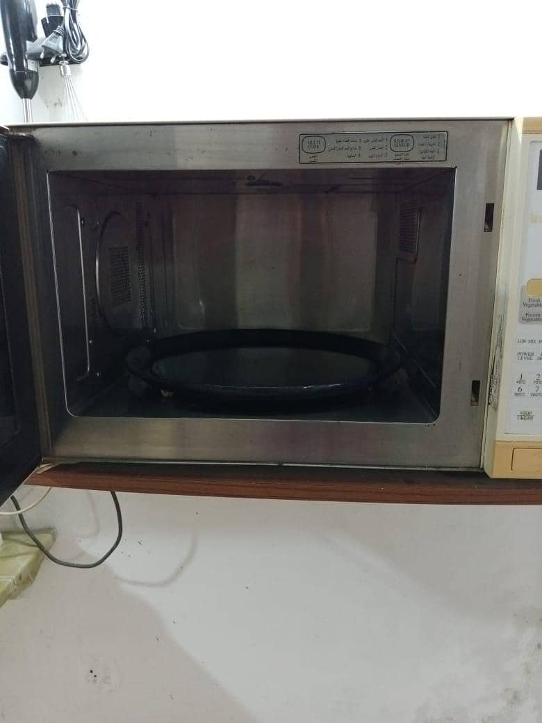 **Sharp 41L Full-Size Microwave Oven | Excellent Condition | 25K** 1