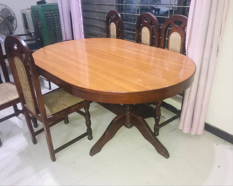 Dinning Table and chairs for sale in very good condition 0