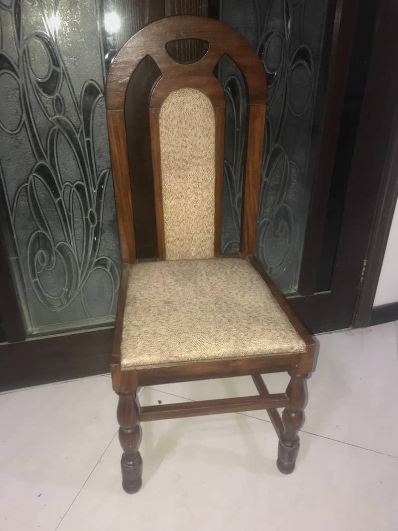 Dinning Table and chairs for sale in very good condition 1