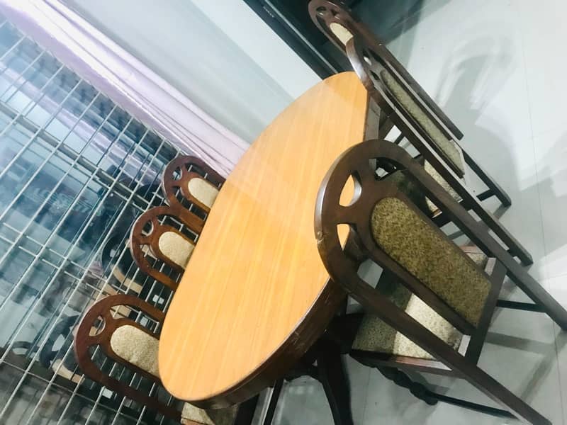 Dinning Table and chairs for sale in very good condition 2