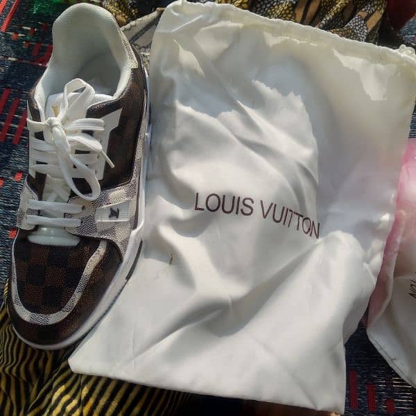 LV original shoes for sale . 4