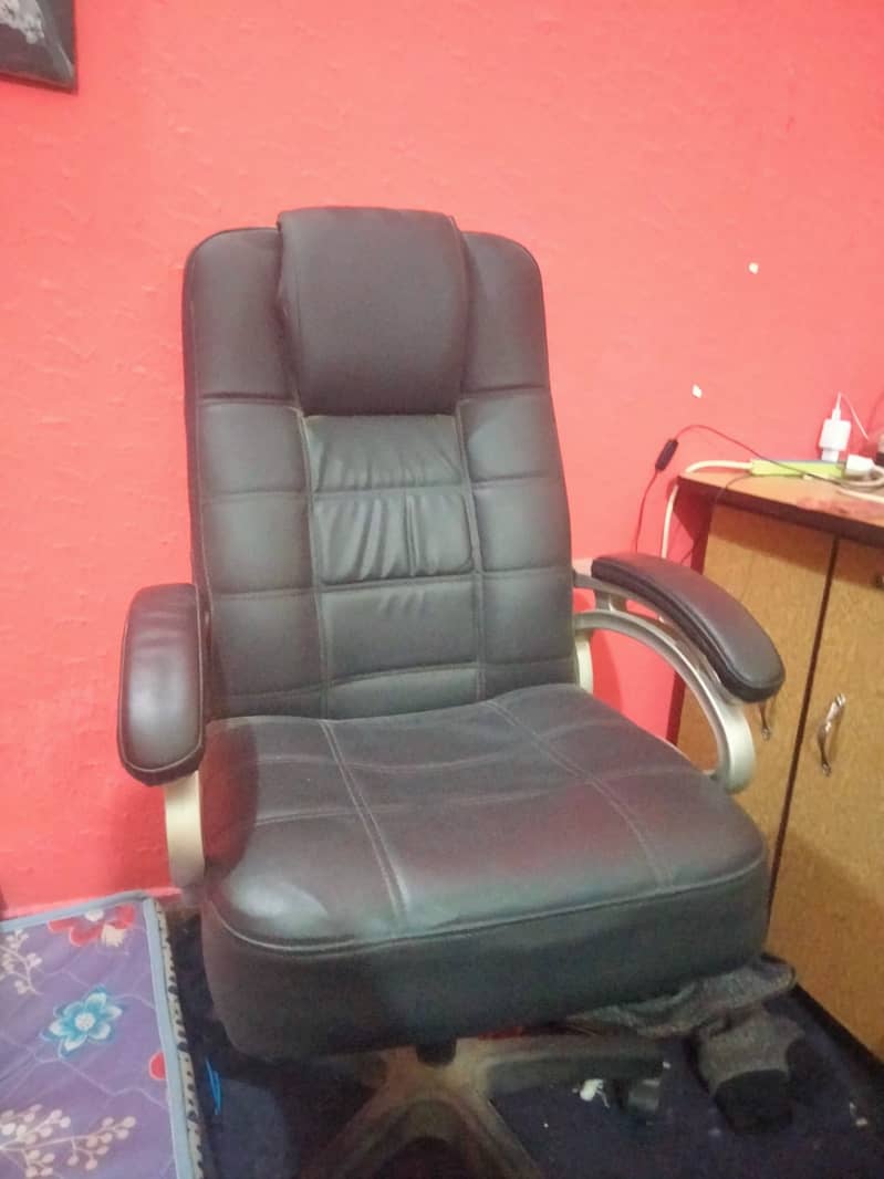 Chair for sale 4thousd only 1