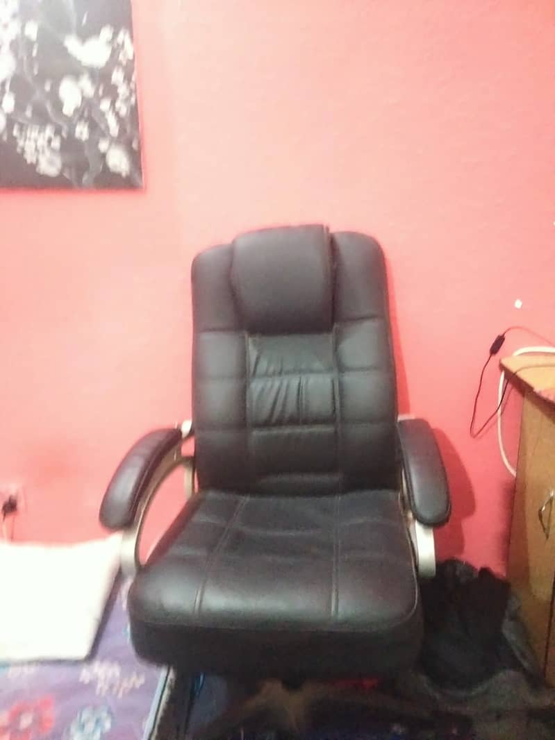 Chair for sale 4thousd only 2