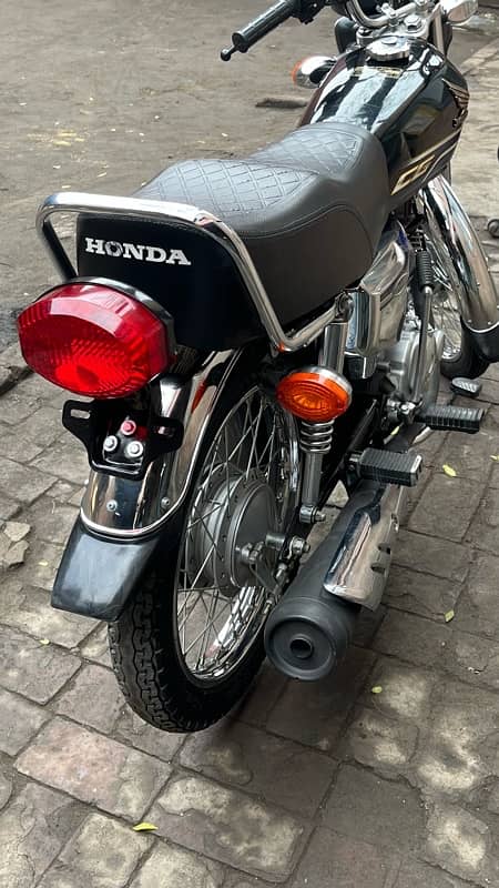 Honda 125 SE black 2024 4