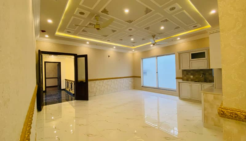 "Stunning 1 Kanal House for Sale in DHA Phase 6 Lahore Ideal Family Home" 27