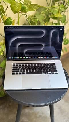 Macbook Pro 2019 16inch 32GB SsD512 4GB card