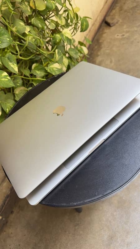 Macbook Pro 2019 16inch 32GB SsD512 4GB card 3