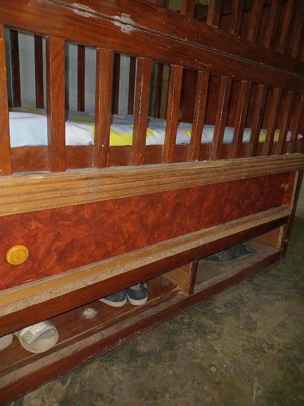 Classic Wooden Baby Crib with Storage Drawer, Solid Wood 1