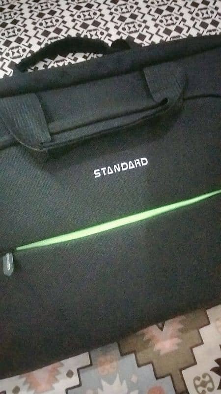 lap top bag bilkul new hy used ni hy. travlung k liy b use ho sakta 1