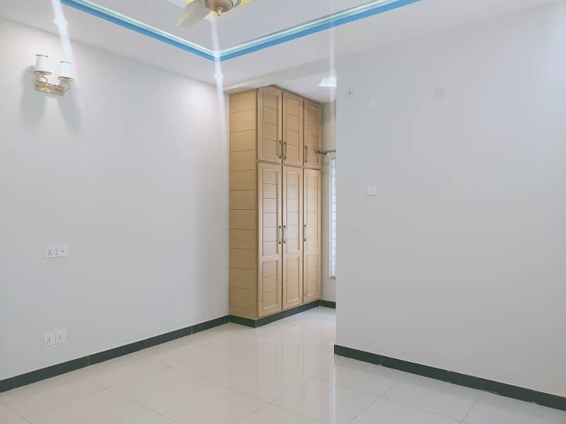 Brand New Condition 40 X 80 Ground Floor For Rent 12