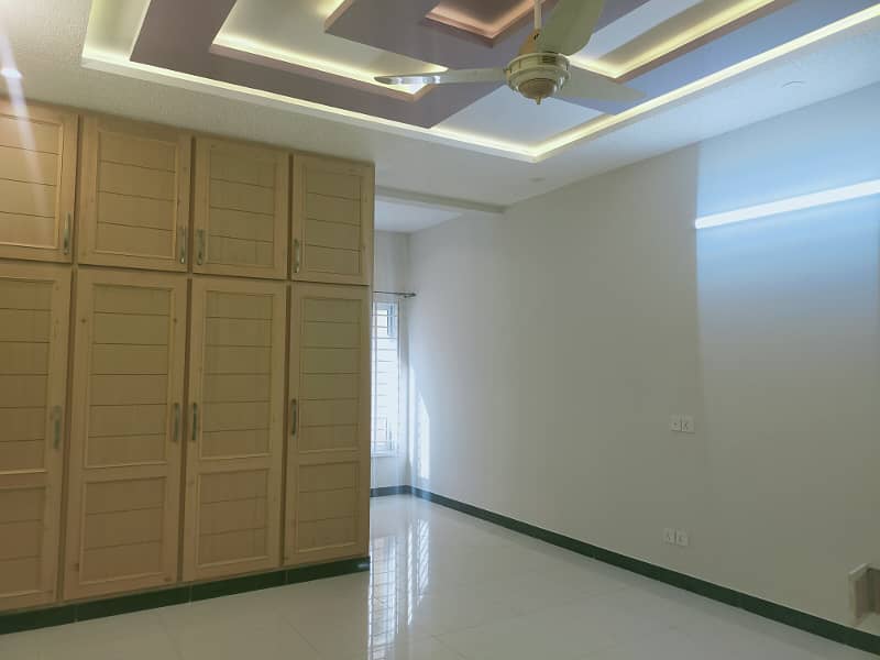 Brand New Condition 40 X 80 Ground Floor For Rent 15