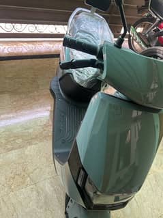 Yadea  Grey electric Scooty For sale