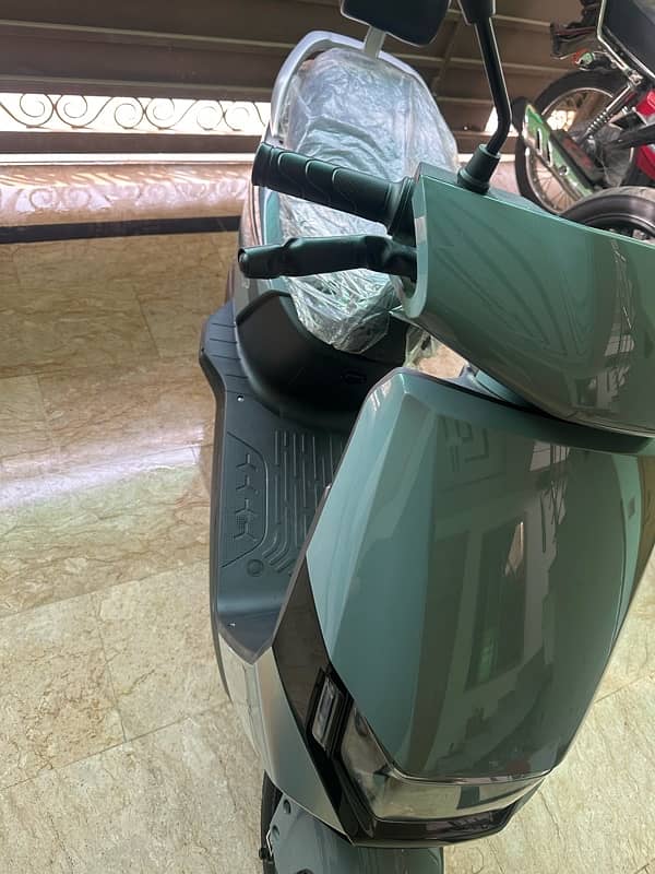 Yadea  Grey electric Scooty For sale 0